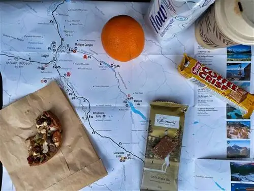 Закуски, разложенные на столе