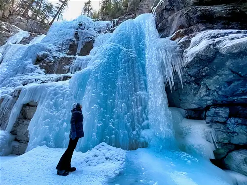 Стоя у замерзшего водопада