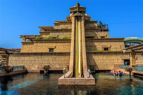 Аквапарк Aquaventure отеля Atlantis the Palm, расположенный на рукотворном острове Пальма Джумейра. Башня Нептуна.