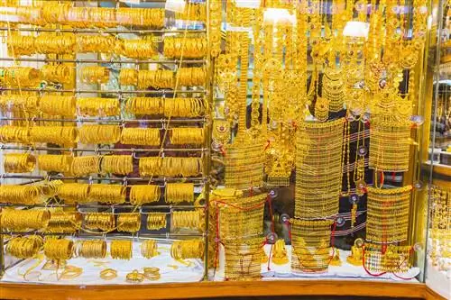 Золотые украшения для продажи на Золотом рынке, Дубай, Объединенные Арабские Эмираты