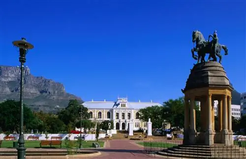 На фоне Столовой горы находится Сад компании, ухоженный газон с мощеными дорожками, памятники и Южноафриканский музей.