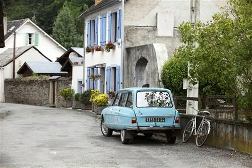 Citroen Ami 8 припаркован на улице в Аретте в Пиренеях