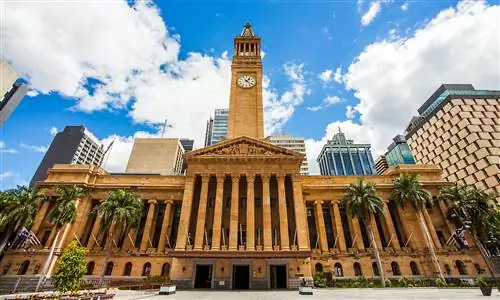 Ратуша в Брисбене, Австралия, с площади Кинг-Джордж