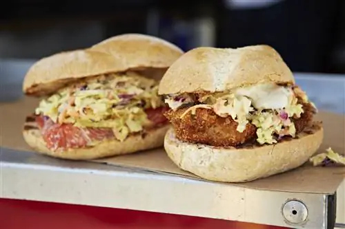 Два гарнированных гамбургера с лососем