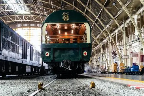 Роскошный поезд Eastern & Oriental Express останавливается на вокзале Бангкока