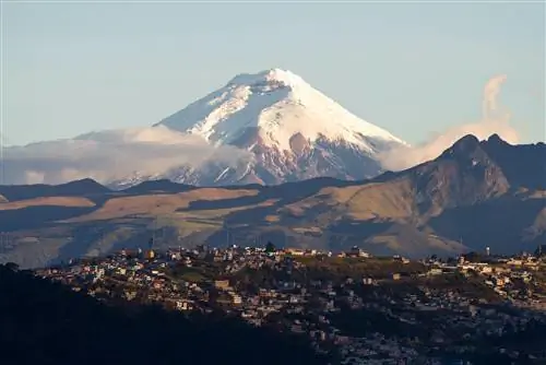 Вид на заснеженный конус вулкана Котопахи, Эквадор