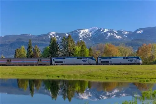 Пассажирский поезд Empire Builder AMTRAK въезжает в Уайтфиш, штат Монтана, США.