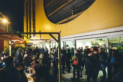 Люди пьют и болтают ночью в Officina degli Esordi