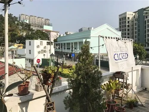 Вид на сад на крыше и старую деревню Тайпа. Rooptop Macau - одно из модных открытых пространств на Тайпе.