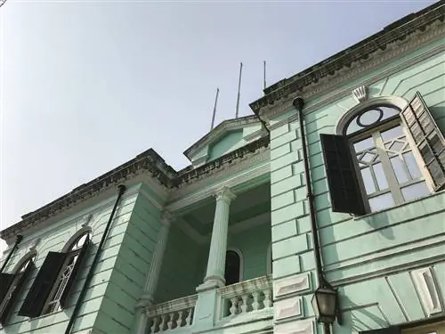 Пастельно-голубой экстерьер здания. Музей Taipa-Houses предлагает заглянуть в колониальную жизнь Макао.