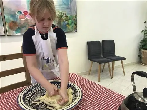 Табби, похожая на настоящего профессионала, печет хлеб в Марокко.