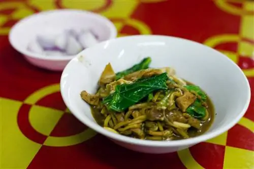 Теплая чашка пикантного Mee Hokkien, блюда китайского происхождения, которое можно найти на Пхукете. Теплая чашка пикантного Mee Hokkien, блюда китайского происхождения, которое можно найти на Пхукете.