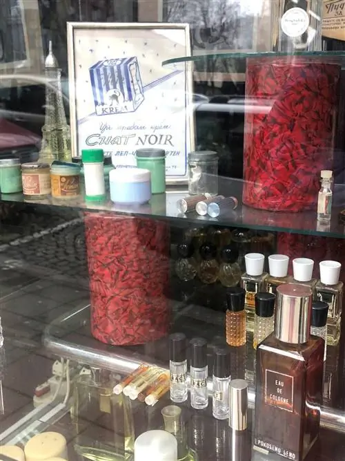 Великолепные винтажные флаконы в семейном парфюмерном магазине Sava в Белграде