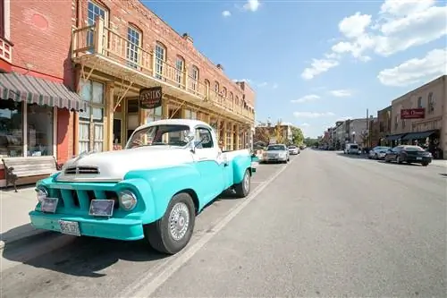 Особенности - Восстановленный грузовик Studebaker в Main Street Hannibal Missouri USA