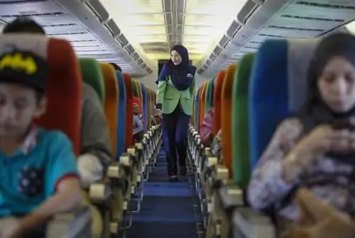 На этой фотографии, сделанной 22 декабря 2015 года, экипаж рейса Rayani Air идет по проходу на борту перед вылетом из международного аэропорта Куала-Лумпур 2 в Сепанге, Малайзия. Малайзийская авиакомпания Rayani Air поднялась в небо в минувшие выходные. Это первая исламская авиакомпания в стране, предлагающая рейсы, соответствующие исламским правилам, включая молитвы, отказ от алкоголя и свинины, а также строгий дресс-код для бортпроводников-мусульманок.