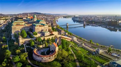 Рано утром панорама Королевского дворца замка Буда с Цепным мостом Сечени, базиликой Святого Стефана, венгерским парламентом и Матиасом