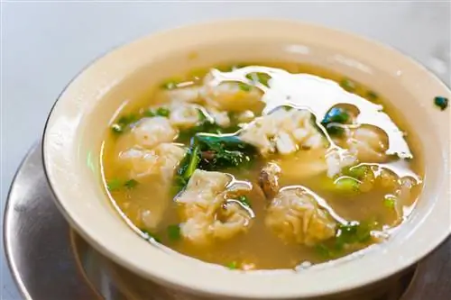 Миска лапши в китайском стиле, которую подают здесь с распутницами, Бангкок.