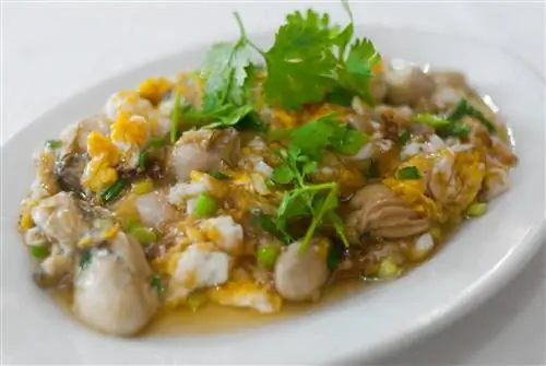 Блюдо или суан, устрицы, подаваемые на липком яичном тесте, Бангкок.