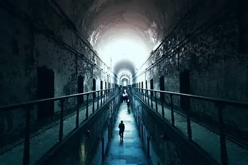 Жуткий вид на старый и заброшенный тюремный блок Восточной государственной тюрьмы в Филадельфии.