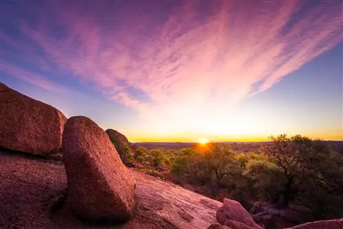 Восход солнца над государственным парком Enchanted Rock, Техас