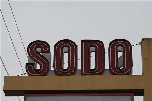 Желто-красный знак района SoDo в Сиэтле.
