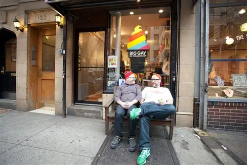 Дуг Квинт и Брайан Петрофф сидят перед Big Gay Ice Cream в Нью-Йорке.