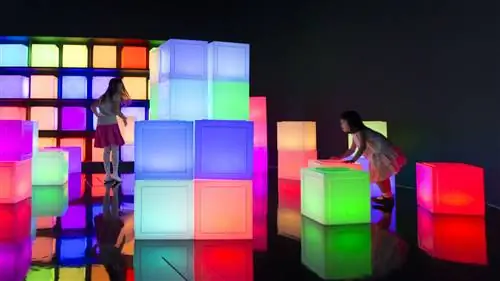 Дети играют со светящимися блоками на выставке Future World