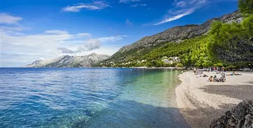 Семьи наслаждаются пестрым солнцем в Пунта-Рата.