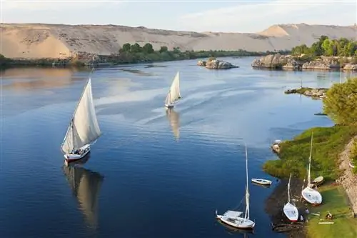 Парусники Felucca на реке Нил в Асуане, Египет