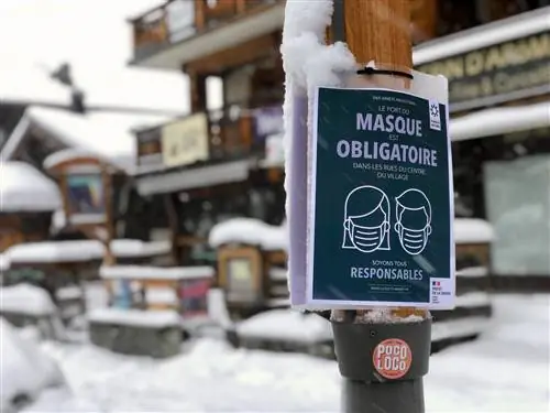 Знак указывает на то, что маски необходимо носить в общественных местах.