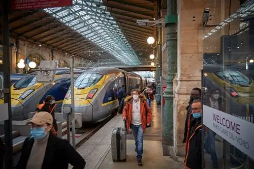 Пассажиры прибывают из Лондона в терминал Eurostar на станции Paris Gare du Nord.