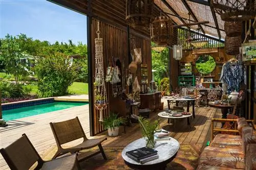 Деревянный интерьер со стульями, подвесными корзинами и деревянными люстрами, а также ряд небольших столиков, идущих от одного конца интерьера к другому; Устойчивое Пуэрто-Рико