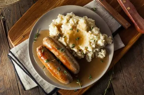 Домашние сосиски и пюре с травами и соусом
