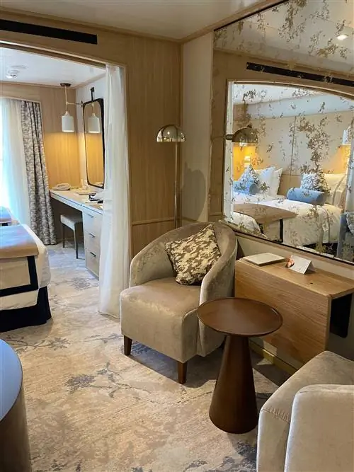 Интерьер комнаты круизного лайнера.