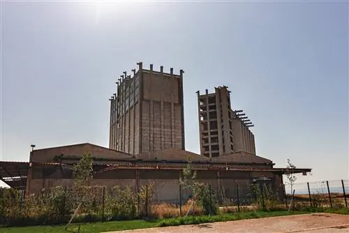 Заброшенные здания вдоль улицы в Баррейру, Португалия.