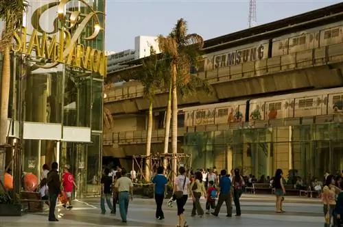 Посетители, идущие возле торгового центра Siam Paragon в Бангкоке