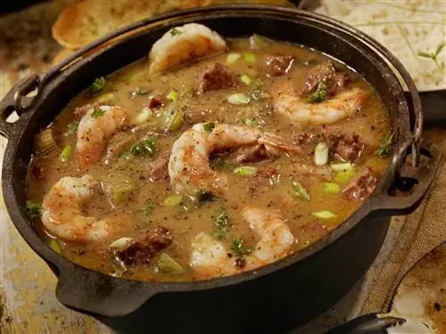 Горшок с креольскими креветками и колбасой гамбо с белым рисом и французским хлебом подается в Новом Орлеане.