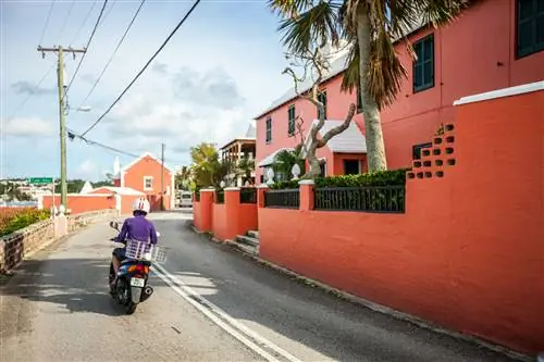 Женщина за рулем мотоцикла на улице Гамильтон, Бермуды