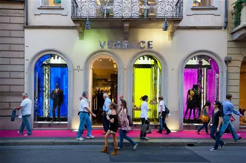 Магазин Versace на улице Монтенаполеоне, Милан, Италия