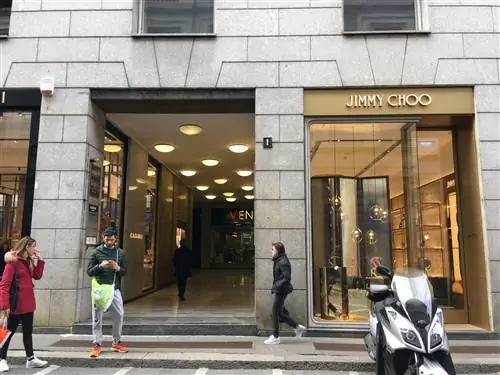Люди перед магазином Jimmy Choo в Quadrilatero del’Oro