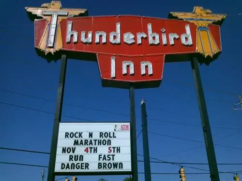 Неоновая вывеска с надписью Thunderbird Inn и голубым небом позади