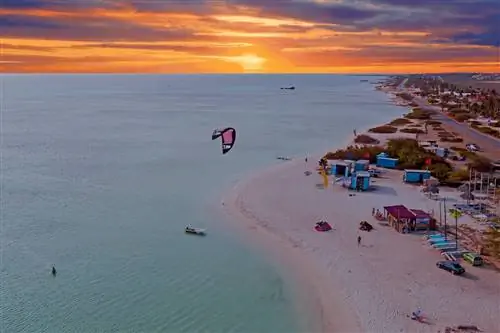 Антенна из рыбацких хижин в сумерках, Аруба, Карибский бассейн