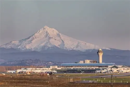 Портленд Международный аэропорт Портленда - PDX - на фоне Маунт-ХудМеждународный аэропорт на фоне Маунт-Худ, Портленд, Орегон, США