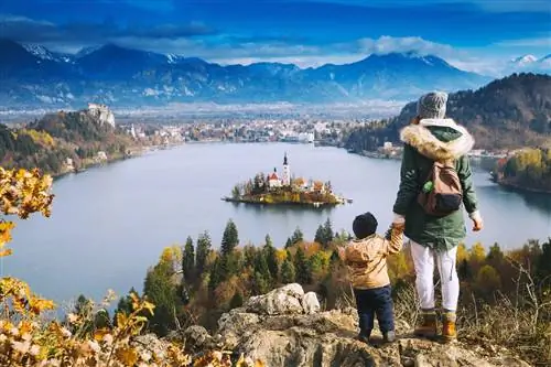 Мать и ребенок стоят на страже в Бледе, Словения.