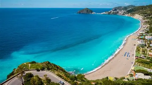 Вид на пляж Spiaggia dei Maronti, на южной стороне острова Искья. Вид на пляж Spiaggia dei Maronti, на южной стороне острова Искья.
