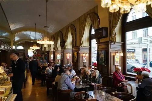 Люди пьют кофе в кафе Schwarzenberg в Вене