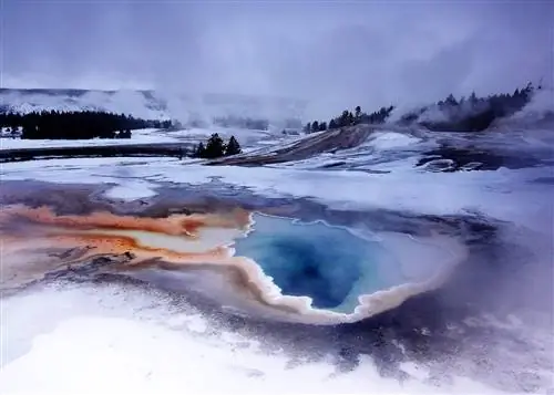 Зимняя сцена возле Old Faithful в Йеллоустонском национальном парке.