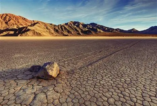Парусные камни и их дорожки на полу RaceTrack Playa в Национальном парке Долины Смерти в Калифорнии.