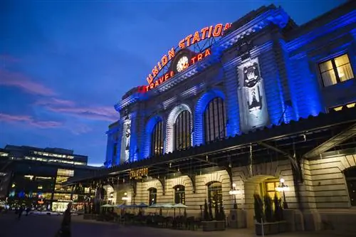 Union Station и отель Crawford во время зимнего центра Денвера, штат Колорадо
