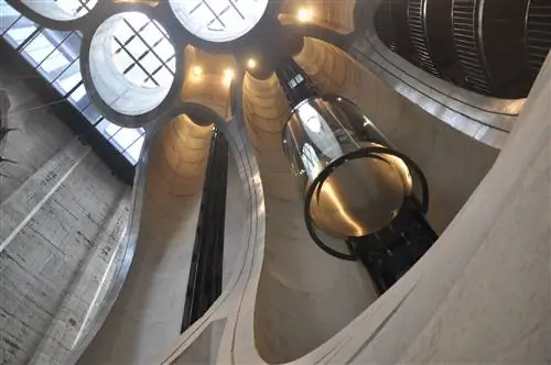 Взгляд в небо из атриума Zeitz MOCAA: круглые световые люки заполняют потолок, а стены представляют собой фестончатые сечения старых бетонных бункеров.